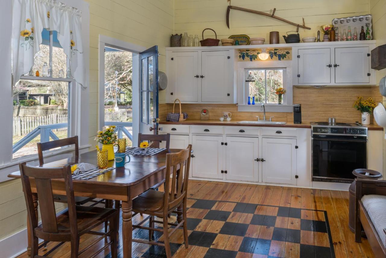 Maison D'Memoire Bed & Breakfast Cottages Rayne Bagian luar foto