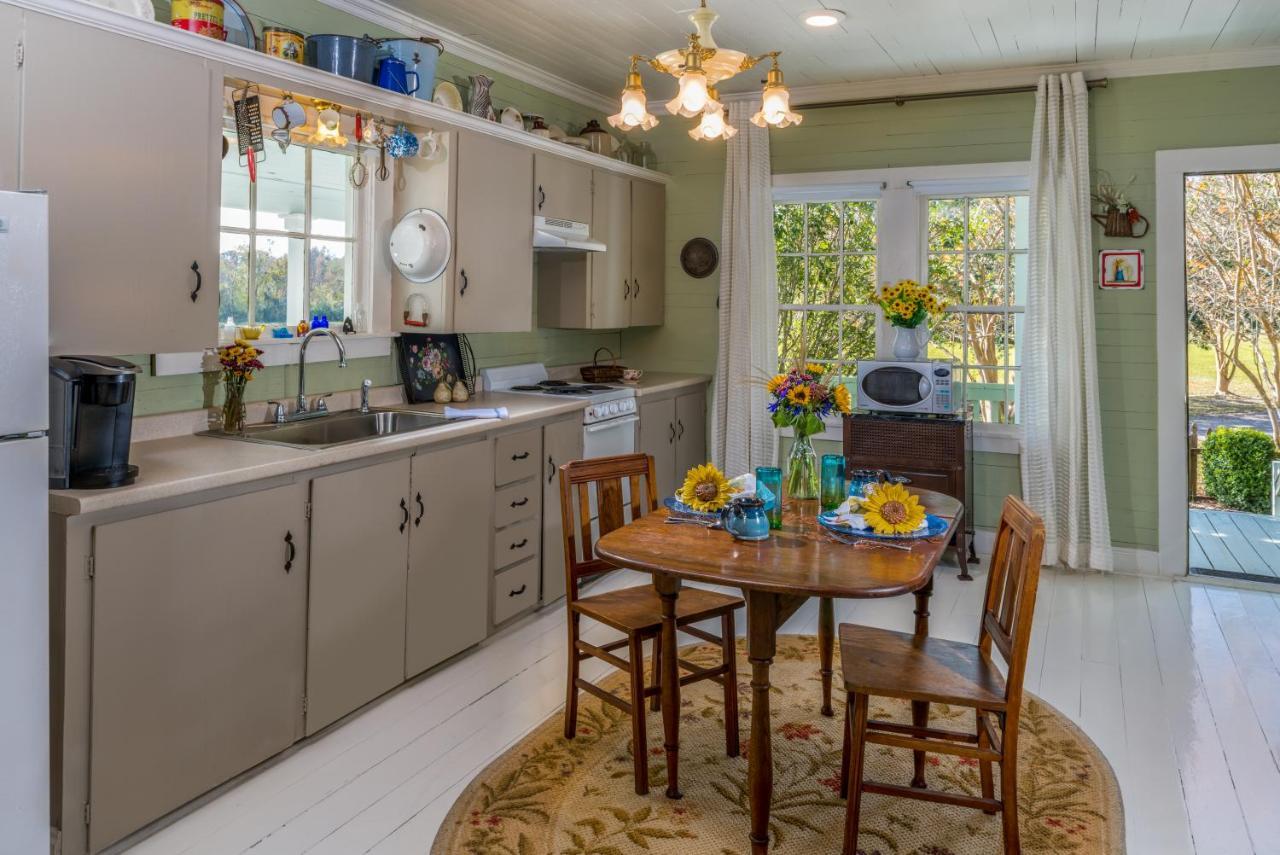 Maison D'Memoire Bed & Breakfast Cottages Rayne Bagian luar foto